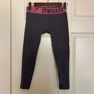GYMSHARK Solid Grey Capri Knee-Length Leggings with Pink Waistband Gray Leggings